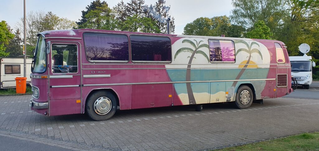 Lange Wohnmobile hier ein umgebauter Schulbus