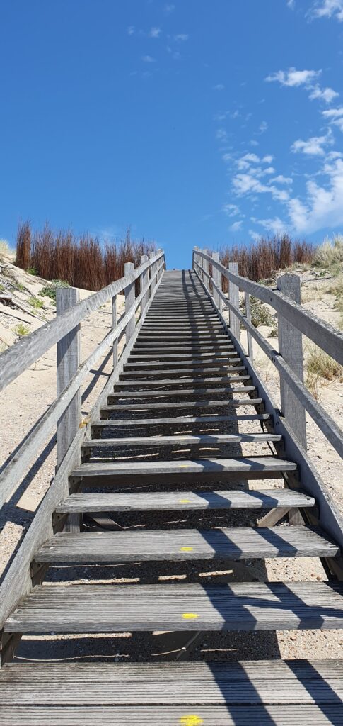 Treppen vom Strand aus auf die Düne