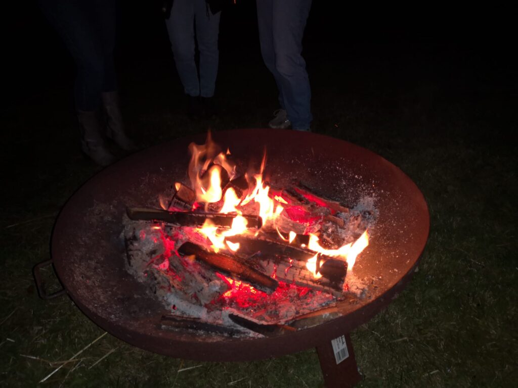 Lagerfeuer - Feuerschale mit anderen Camper in Zeeland am Strand