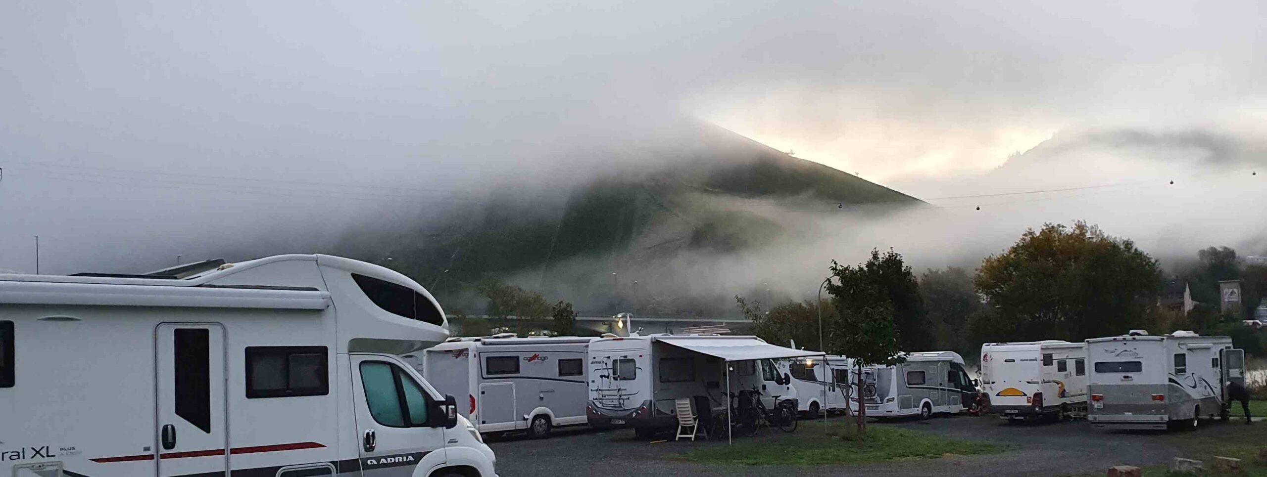 Stellplatz fuer Wohnmobile mit erlaubtem Campingvehalten scaled